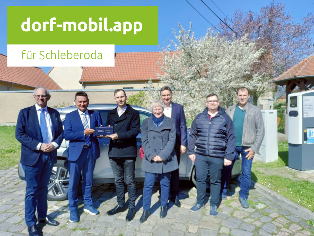 Eröffnungsveranstaltung der dorf-mobil.app. Feierliche Übergabe vor dem Elektroauto.