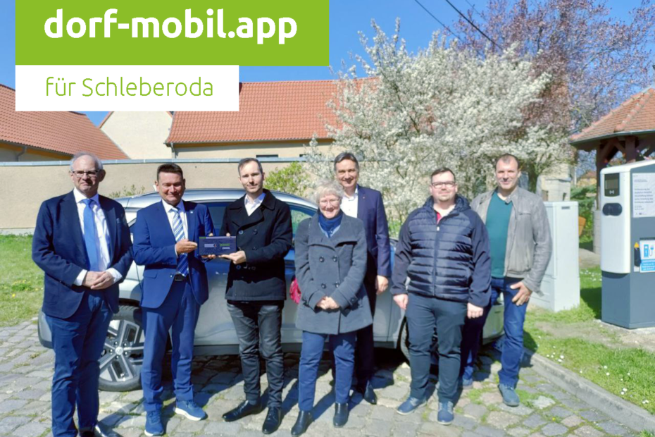 Eröffnungsveranstaltung der dorf-mobil.app. Feierliche Übergabe vor dem Elektroauto.